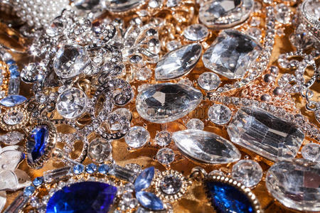 金银饰品 闪耀背后的文化意蕴与佩戴艺术